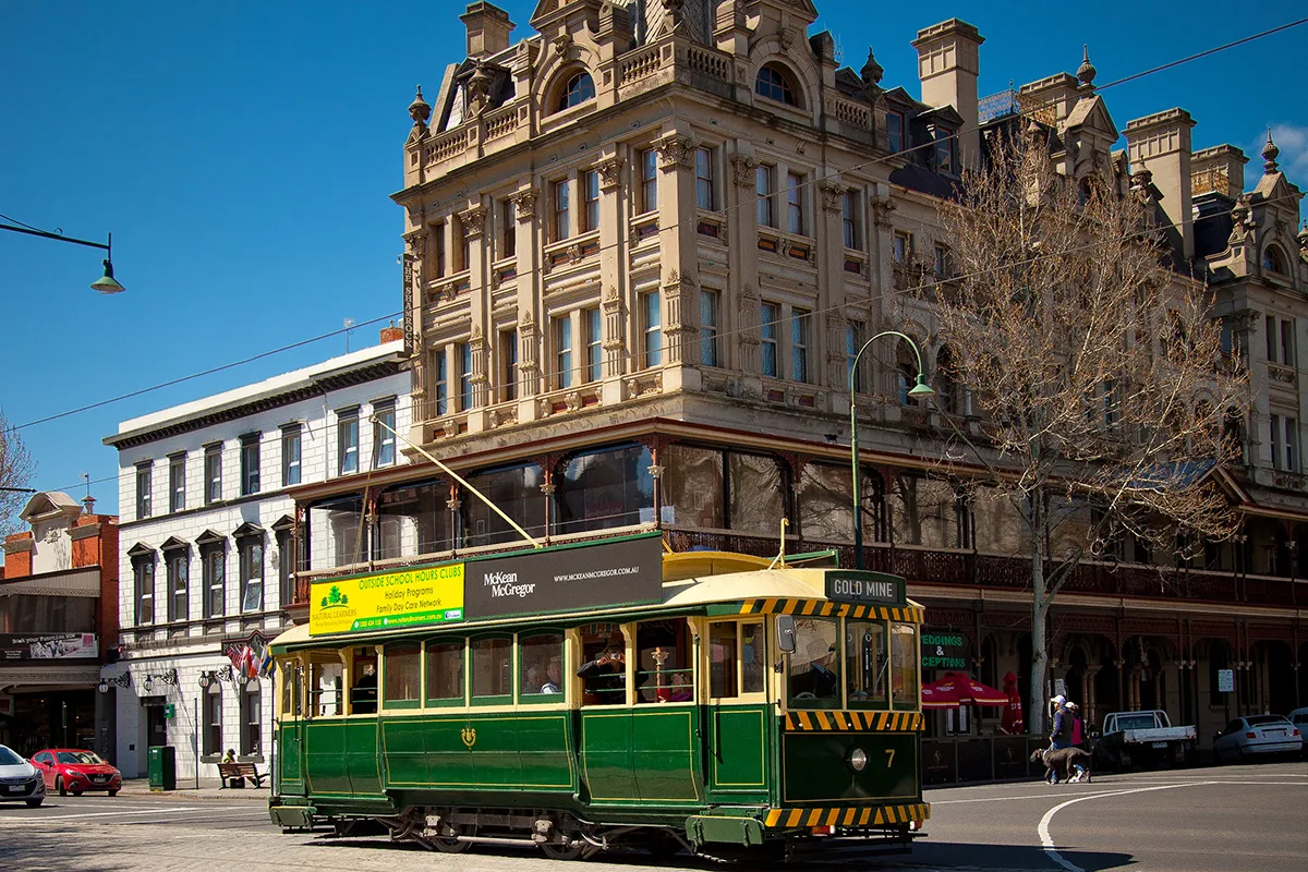 Bendigo tram No. 7 passing the Shamrock Hotel